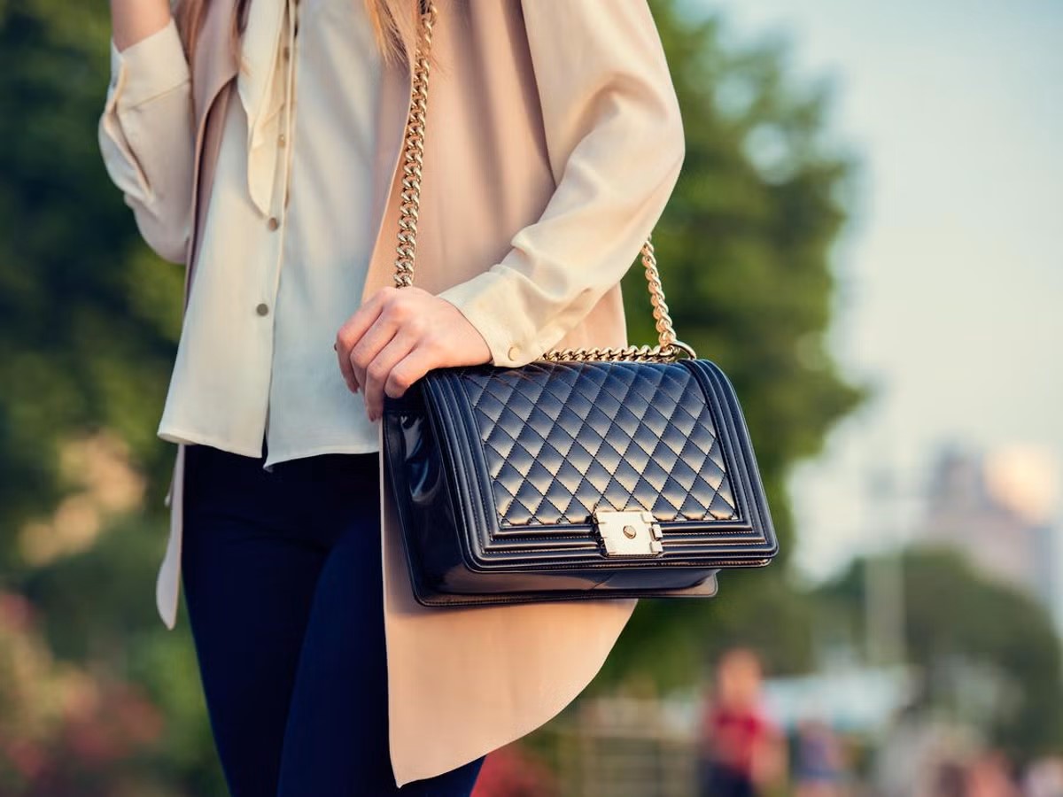 Handbag Review: The Perfect Accessory for Style and Function