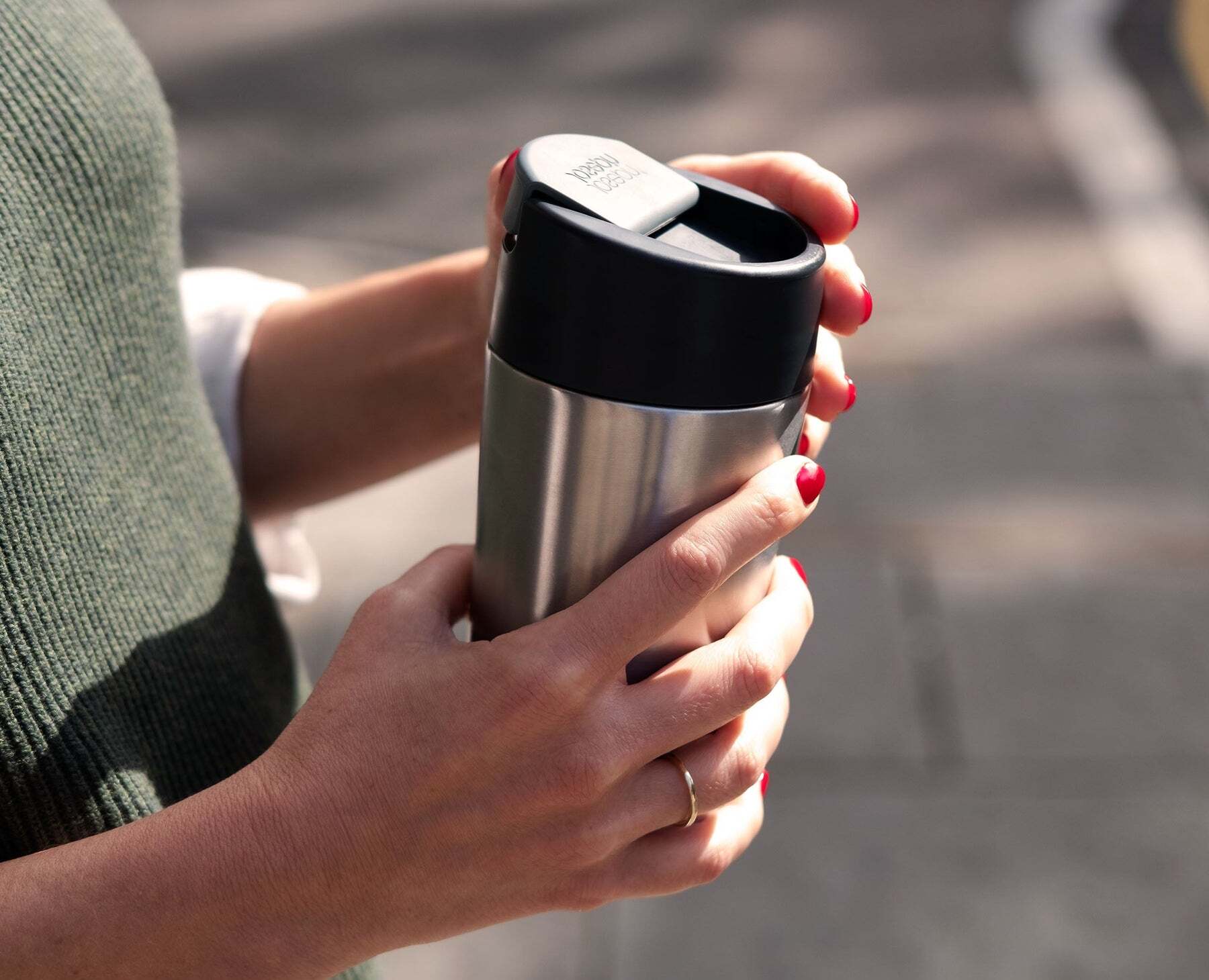 Insulated Thermal Mug Review: Perfect for Her On-the-Go Lifestyle