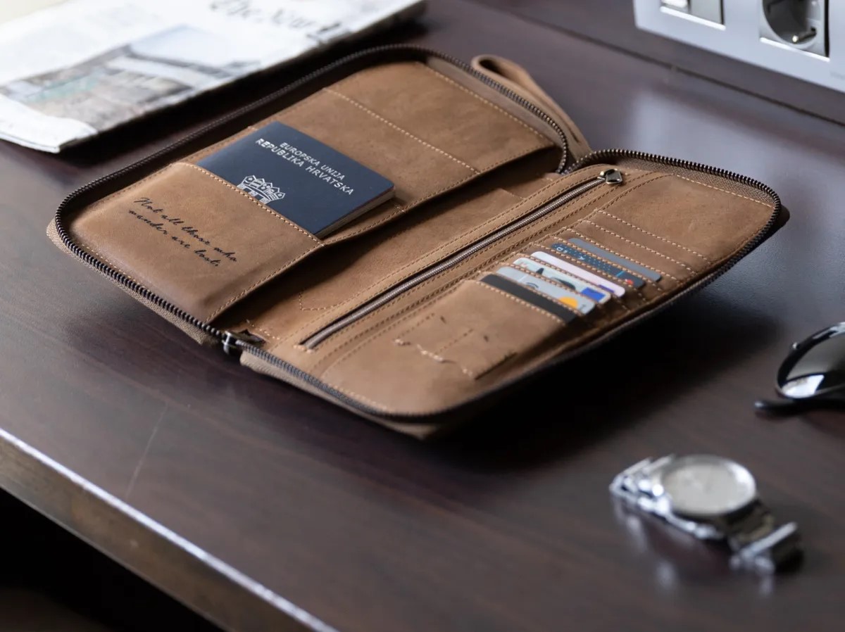 Review: Leather Travel Wallet – The Perfect Accessory for Your Next Adventure