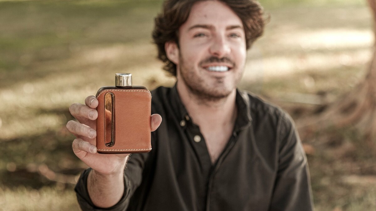 Review: Stylish Leather Flask – A Must-Have Accessory